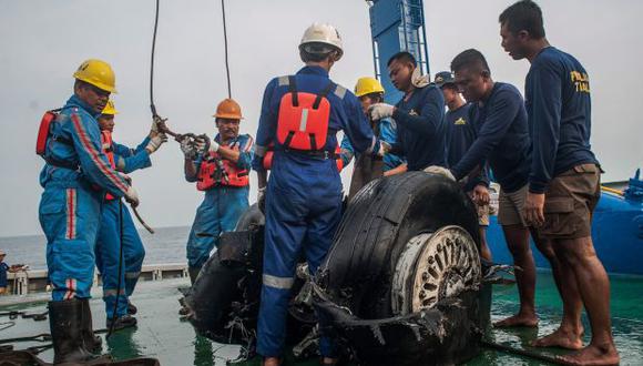 Los rescatistas indonesios levantan las ruedas recuperadas del Lion Air JT-610 a bordo de un barco de rescate en el agua de Karawang, Java Occidental, Indonesia. (Foto: EFE)