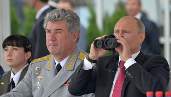El jefe del Comité de Seguridad y Defensa del Senado ruso, Víctor Bóndarev, y el mandatario de Rusia, Vladimir Putin. (Fuente: EFE)