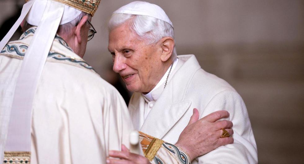 El Papa Francisco saluda al Papa Emérito Benedicto XVI antes de la apertura de la Puerta Santa de la Basílica de San Pedro. (Foto: EFE)
