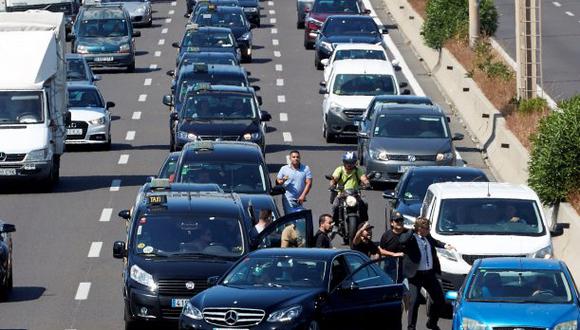 Cientos de taxistas decidieron hacer una marcha lenta desde allí hasta el puerto, generando una kilométrica retención en el acceso sur de la ciudad. (Foto: EFE)