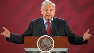 López Obrador señala que podría crear red de gasolineras para que vendan al "precio justo"