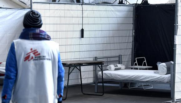 Un voluntario camina en un refugio temporal de Médicos sin Fronteras (MSF) para personas sin hogar sospechosas de estar infectadas con el nuevo coronavirus, en Bruselas. (AFP/Didier Lebrun).