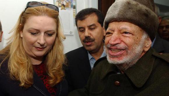 Suha Arafat y su esposo en octubre del 2004. (Reuters)