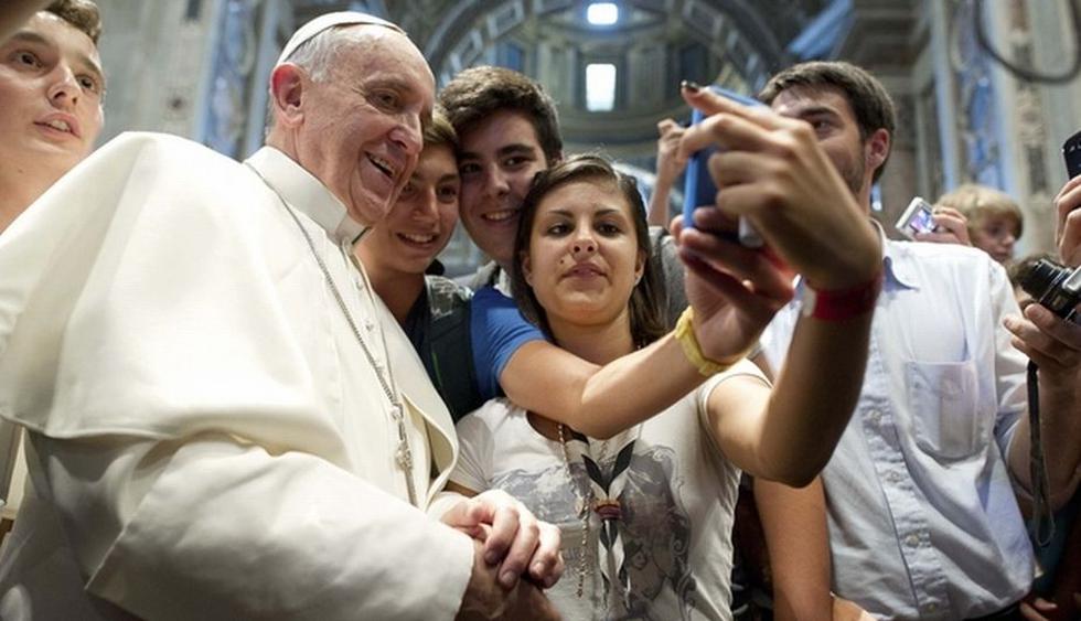 Un grupo de jóvenes aprovechó su estadía por la pastoral para tomarse una foto con el Papa Francisco. (BuzzFeed)