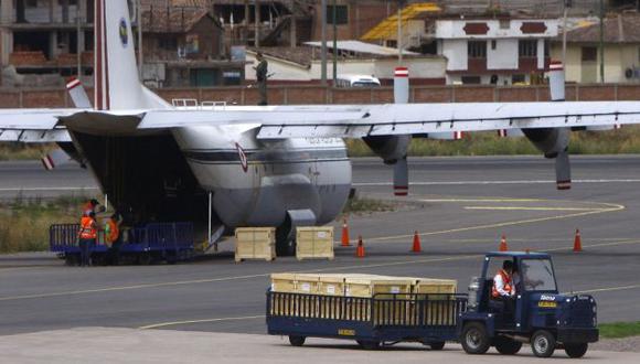 Cargamento llegó a bordo de un avión de la FAP. (Andina)