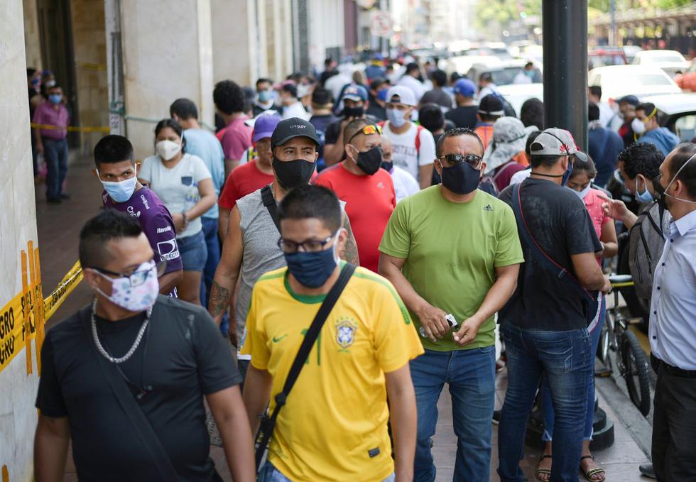 La gente camina en una calle ya que la ciudad permitió que algunas empresas reabrieran el miércoles después de una caída en las muertes diarias debido al brote de la enfermedad por coronavirus (COVID-19), en Guayaquil, Ecuador, 20 de mayo de 2020. (REUTERS/Vicente Gaibor del Pino).