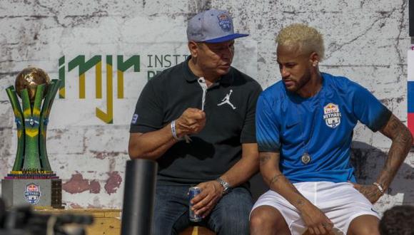 Neymar y su padre dialogan durante el último evento del Instituto Proyecto Neymar Jr. en Praia Grande, donde se grabó la entrevista para 'Aquí en la banda' de UOL. (Foto: AFP)