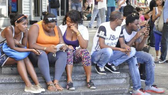Usuarios de WiFi público en la avenida 23 de La Habana (El País).