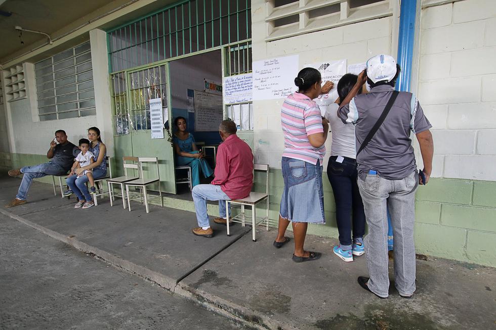 Oposición exige el cierre de centro de votación en donde no hay electores (Reuters).