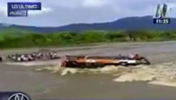 Bus con pasajeros es arrastrado por el agua en quebrada Río Seco.