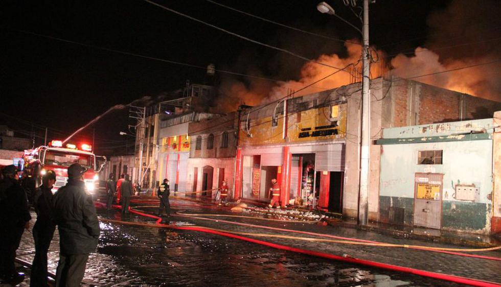 Los establecimientos ardieron en llamas por más de siete horas (Miguel Idme)