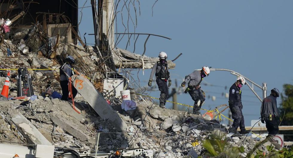 Los trabajadores de búsqueda y rescate descienden de la pila de escombros en el edificio de condominios Champlain Towers South, en Surfside, Florida (Estados Unidos), el 2 de julio de 2021. (AP/Mark Humphrey).