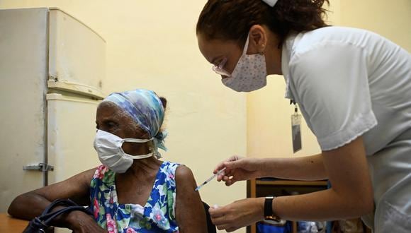 Una enfermera vacuna a una anciana contra el COVID-19 con la vacuna Abdala en La Habana. (Foto: YAMIL LAGE / AFP)