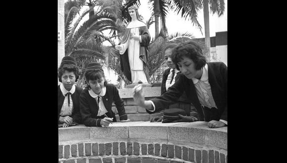 Escolares visitan el tradicional Pozo de los deseos ubicado en  el Santuario de Santa Rosa, un 30 de agosto de 1965. Esta costumbre se mantiene hasta hoy en día. (Foto: GEC Archivo Histórico)