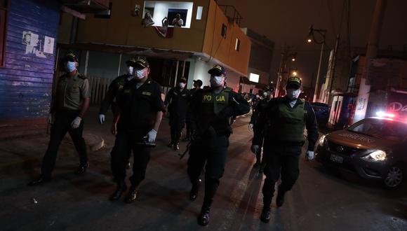 Patrullaje conjunto entra la Policía Nacional y la Marina de Guerra del Perú  por las calles del Callao para capturar a personas que no cumplen el toque de queda decretado por el gobierno.