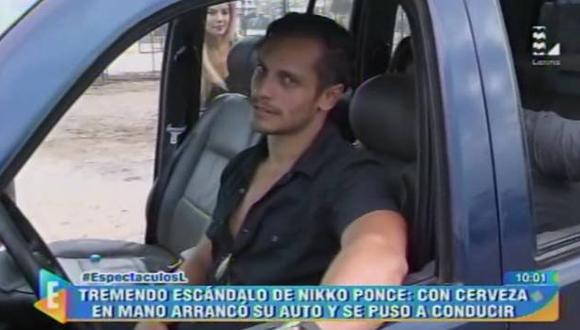Nikko Ponce captado manejando con botella de licor en la mano. (Latina)