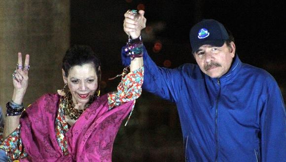 El presidente de Nicaragua, Daniel Ortega y su esposa, la vicepresidenta Rosario Murillo, hacen un gesto a la multitud durante la inauguración del paso elevado de Nejapa en Managua, en marzo de 2019. (Foto: AFP/Maynor Valenzuela)