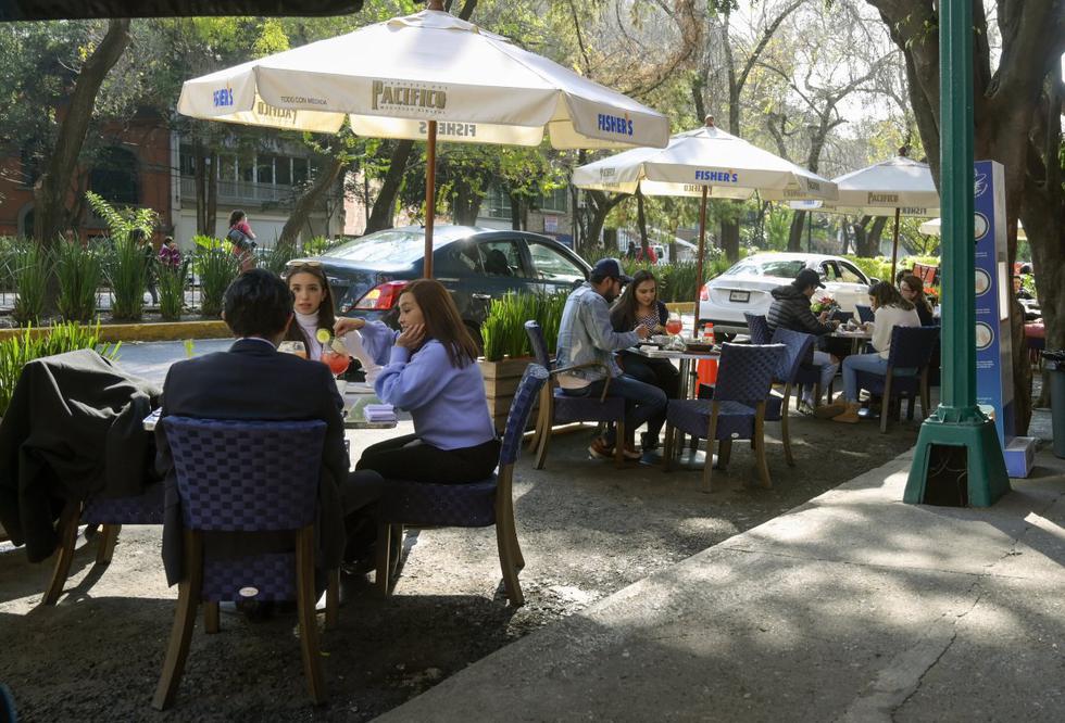 Tras un fuerte pulso entre el Gobierno y la iniciativa privada, la Ciudad de México reabrió parcialmente este lunes algunos comercios como los restaurantes. (Foto: ALFREDO ESTRELLA / AFP)