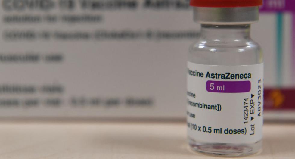 En esta foto de archivo tomada el 6 de febrero de 2021, se muestra un frasco de la vacuna de AstraZeneca contra el coronavirus. (Alain JOCARD / AFP).