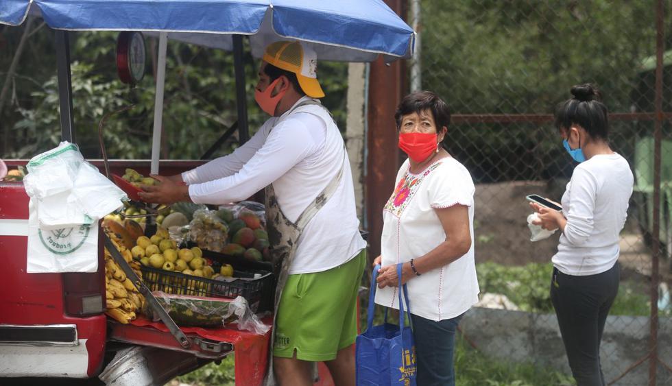 Vecinos de San José Zacatepec en Ciudad de México son vistos realizando sus labores cotidianas. Imagen del pasado 21 de julio. (EFE/Sáshenka Gutiérrez).