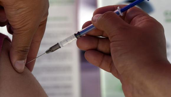 Liberar al sector privado para contratar y distribuir vacunas podría aliviar al Estado, señala el columnista.