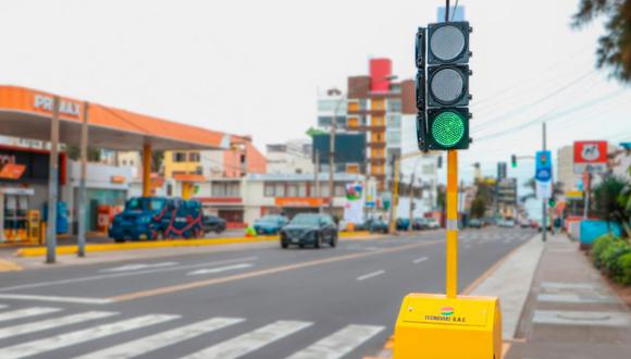 El primer semáforo portátil que funciona con energía solar está ubicado en el cruce de las avenidas Rafael Escardó con Manco II. (Foto: Andina)