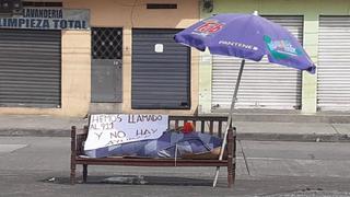 Guayaquil duele: hombre saca el cadáver de su madre a la calle con un cartel de ayuda