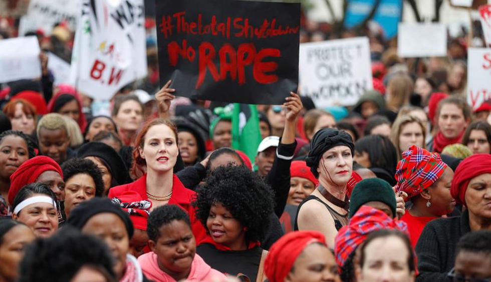Miles de mujeres protestaron contra la violencia de género en marchas y concentraciones repartidas por toda Sudáfrica, un país donde una de cada cinco mujeres se ha visto afectada por esta lacra, según cifras oficiales. (Foto: EFE)