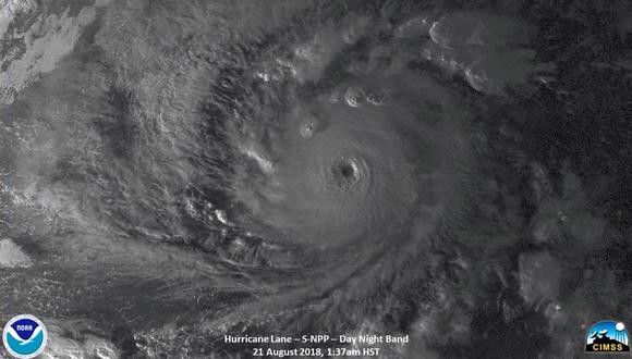 El fenómeno meteorológico, con vientos de 240 kilómetros por hora, se encontraba 990 kilómetros al sureste de Honolulu, Hawái. (Foto: AFP)
