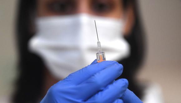 Expertos confirman que los efectos secundarios de las vacunas contra el coronavirus no durarán mucho. (Foto: EFE)