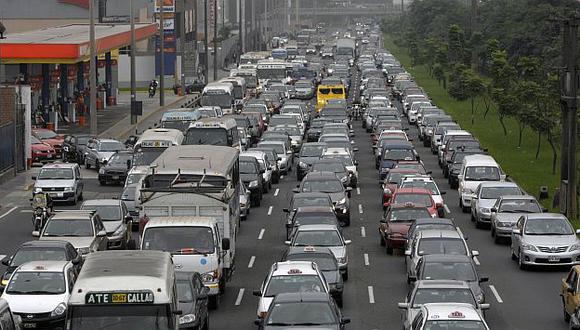 Conductores y transeúntes reportan mediante las redes sociales la situación del tránsito en pleno embotellamiento (Perú21).