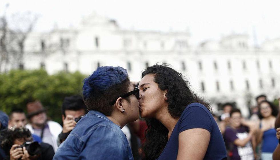 Besatón contra la homofobia se realiza pese a que enrejaron la Plaza Mayor de Lima. (Renzo Salazar)