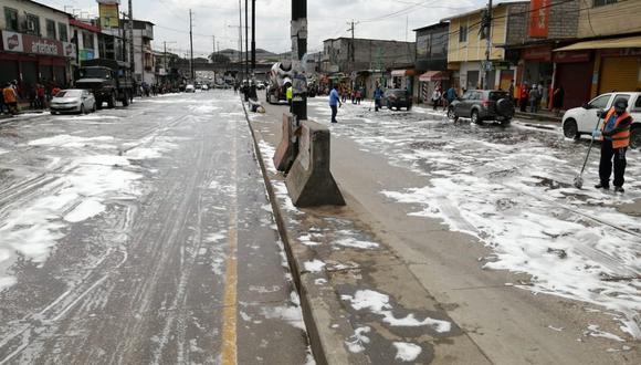 Personal municipal limpia las calles de Guayaquil.