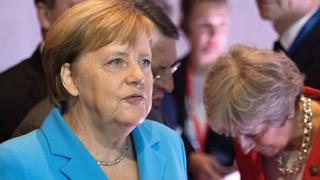 Theresa May pasa incómodo momento tras no ser saludada por Angela Merkel [VIDEO]