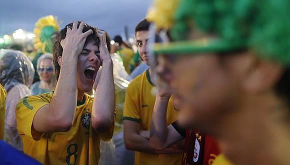 Hinchas se lamentan por histórica derrota de Brasil. (AP)