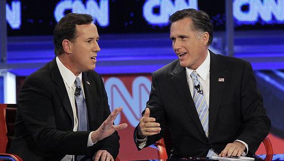 Santorum en apuros ante un sonriente Romney, postal del debate en Arizona. (AP)