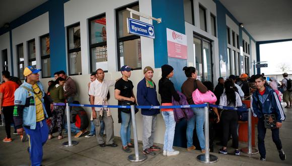 Unos mil venezolanos esperan entrar a Perú antes de exigencia de pasaporte. (Reuters)