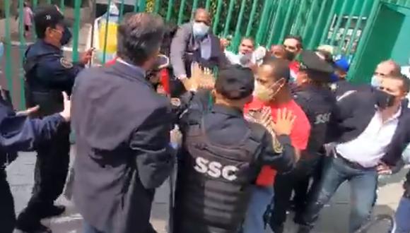 Funcionarios de la Embajada de Cuba y manifestantes en México se encararon en medio de la protesta antigubernamental. En imagen, policías tuvieron que intervenir para que el altercado no llegue a mayores. (Foto: captura de pantalla | Twitter | Agencia Mexiquense de Noticias)