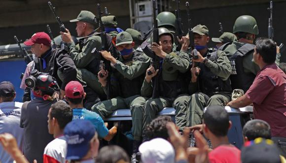 Miembros de la Guardia Nacional Bolivariana que se unieron al líder opositor Juan Guaidó en su campaña para derrocar a Nicolás Maduro, recibidos por simpatizantes de la oposición en Caracas el 30 de abril de 2019. (Foto: AFP)