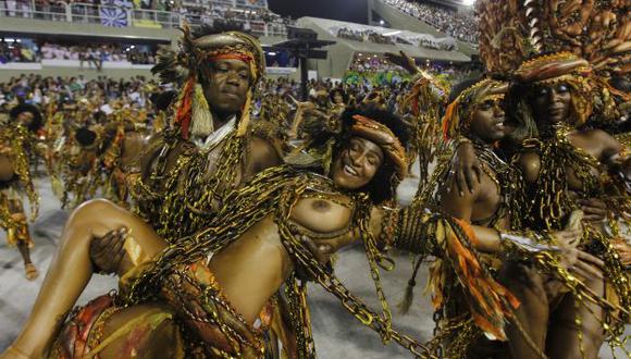 RÍO COLOR. Anoche se reinició el desfile de las escuelas de samba. (AP)