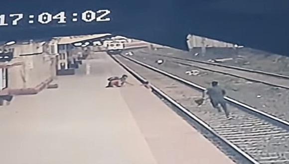 El espectacular rescate de un niño que cayó a las vías de un tren. (Foto: @PiyushGoyal / Twitter)