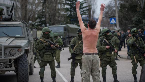 AL BORDE DE LA GUERRA. Fuerzas del Kremlin y de Kiev están en alerta ante eventual ataque militar. (AP)