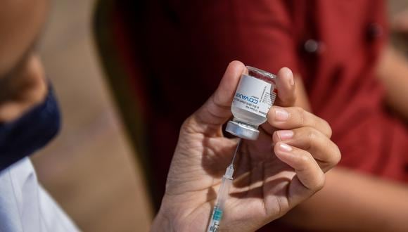 Una trabajadora de la salud prepara una dosis de la vacuna Covaxin contra el COVID-19 durante un campo de vacunación en Ahmedabad, India. (Foto: SAM PANTHAKY / AFP)