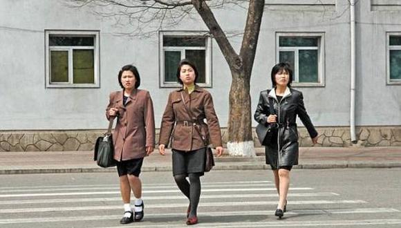 Mujeres cruzando la vía, Corea del Norte. (viralismo.com)