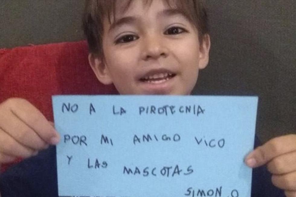 Simon, el niño d 6 años que reparte volantes contra la pirotecnia por su amiguito con autismo y las mascotas. (Infobae)