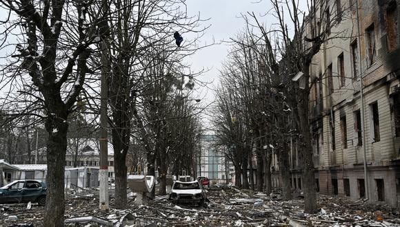 La vista de la instalación militar que fue destruida por los recientes bombardeos en la ciudad de Brovary, en las afueras de Kiev, el 1 de marzo de 2022. (Foto: Genya SAVILOV / AFP)