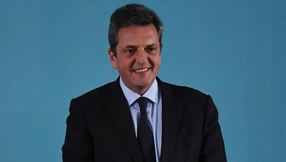 El argentino Sergio Massa sonríe luego de jurar como nuevo Ministro de Economía junto al presidente de Argentina, Alberto Fernández, en el Museo del Bicentenario de la Casa Rosada, en Buenos Aires, el 3 de agosto de 2022. (Foto de LUIS ROBAYO / AFP)