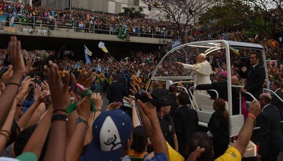 Cerca de la gente. Francisco se dio un baño de multitudes en Río de Janeiro, desafiando a la seguridad. (AFP)