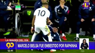 Premier League: Raphinha embiste por casualidad a su propio entrenador Marcelo Bielsa en pleno partido