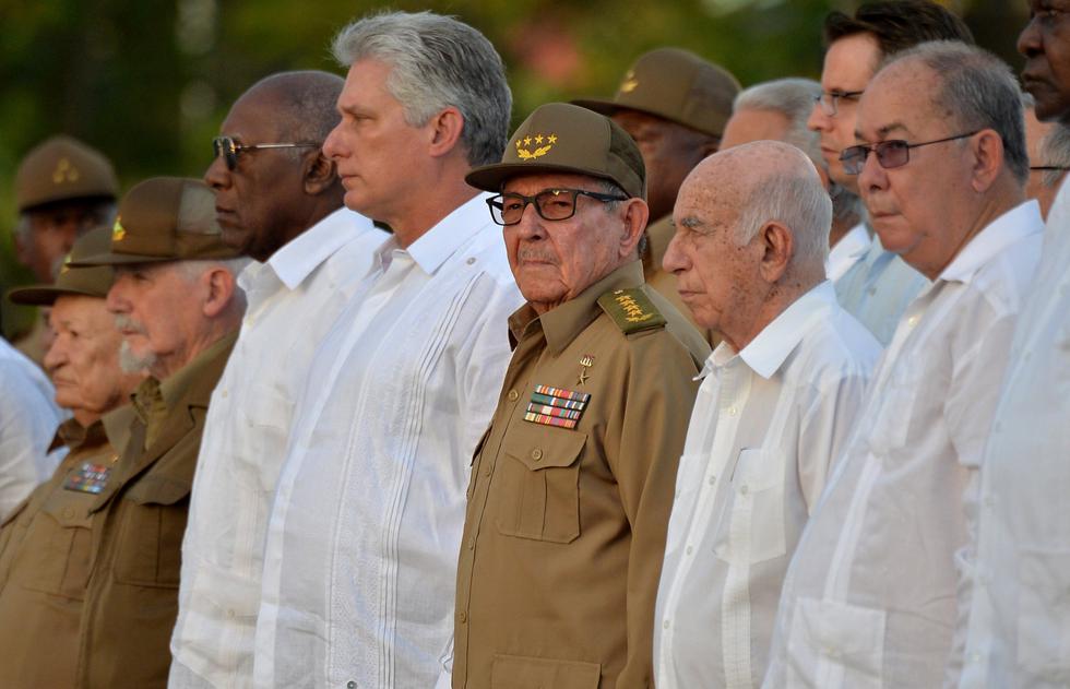 El líder del Partido Comunista de Cuba, Raúl Castro, y el presidente Miguel Díaz-Canel, participan en la celebración del 60 aniversario de la revolución cubana en el cementerio de Santa Ifigenia en Santiago de Cuba. (Foto: Reuters)